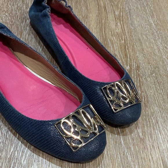 Lilly Pulitzer Size 9.5 Blue / Gold Logo Flats with Pink Insole - Picture 10 of 10